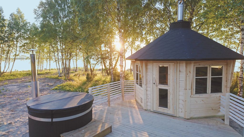 Maisemasaunassa ympäröivä luonto tulee osaksi saunomiskokemusta